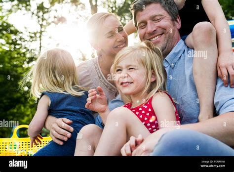 Linda familia feliz fotografías e imágenes de alta resolución Alamy