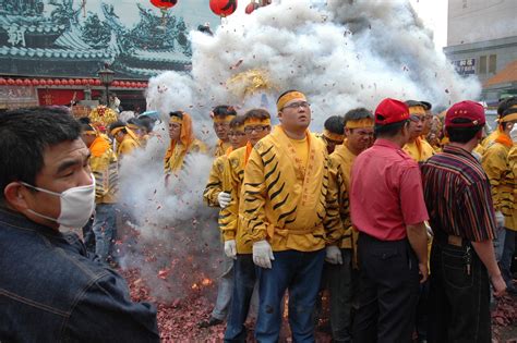 虎爺 出巡前吃炮（北港媽祖繞境） 虎將軍（虎爺），媽祖出巡隊伍前的開路者 此時，虎爺的神轎正在做出巡前的吃炮 Flickr