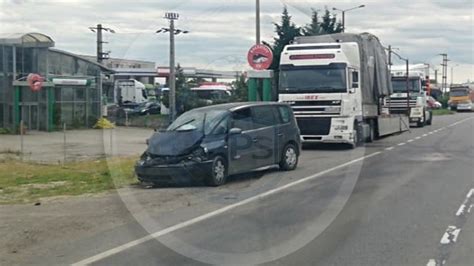 FOTO Impact între un automobil și un TIR pe Drumul Botizului