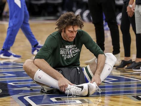 Milwaukee Bucks: Robin Lopez misses his pre-game wrestling routine