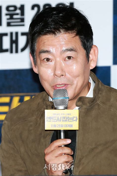 현장 ‘반드시잡는다 성동일 “갈비뼈 부상 통편집 감독 편집은 냉철하구나” 서울경제