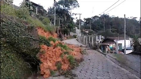 Defesa Civil De Blumenau Flagra Momento Em Que Muro Cai No Distrito Do