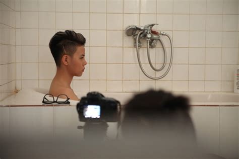 Vũ Cát Tường táo bạo bán nude trong MV