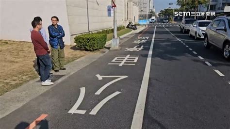 沒候車亭！學生席地而坐等車 民眾批：不安全