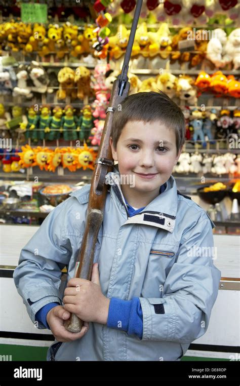 Niño de nueve años con rifle en una feria Fotografía de stock Alamy