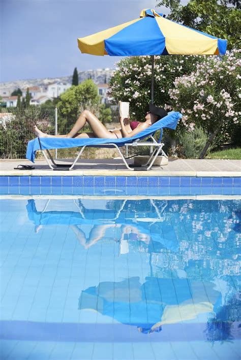 Mujer Joven Que Toma El Sol En Bikini Foto De Archivo Imagen De