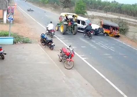 भीषण सड़क हादसा स्कॉर्पियो ने ऑटो और दो बाइक को मारी टक्कर 7 लोगों की