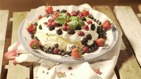 Pavlova De Frutos Vermelhos 24kitchen Veja As Suas Receitas Chefs E Programas Favoritos