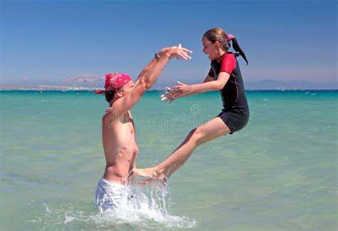 Pai Novo E Filha Que Jogam Na Praia No Mar Imagem De Stock Imagem De