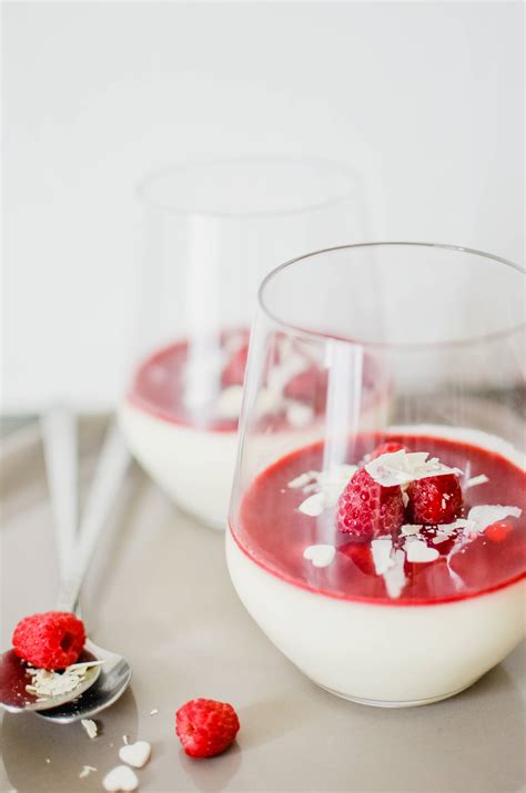 Panna cotta au chocolat blanc et à la rose coulis framboises Voyage