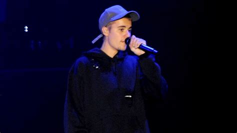 Justin Bieber Forgets Cold Water Lyrics During An Acoustic