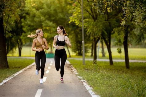 Duas Mulheres Bonitas Correndo Em Uma Pista No Parque Foto Premium