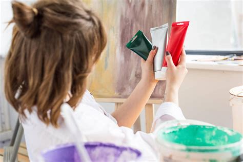 How to Remove Oil-Based Paint From Plastic? - Housekeepingbay