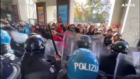 Torino Tensioni Tra Studenti E Polizia Al Corteo Video Dailymotion