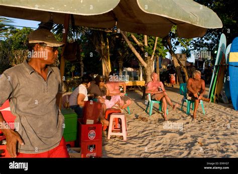 Siluetas De Personas Tomando Agua Fotograf As E Im Genes De Alta