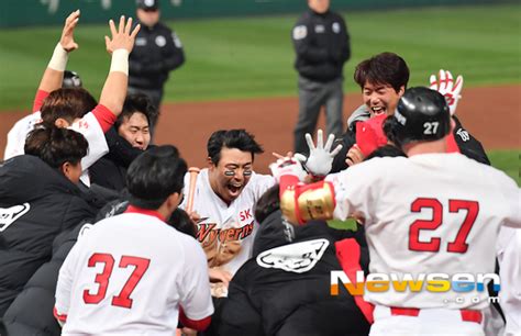 Sk ‘한동민 끝내기 홈런으로 한국시리즈 진출 포토엔hd 손에 잡히는 뉴스 눈에 보이는 뉴스 뉴스엔