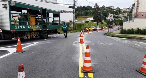 Prefeitura Implanta M O Dupla De Dire O De Tr Fego Em Trecho De Rua Na