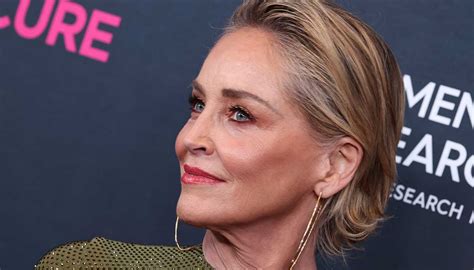 Sharon Stone su Instagram a 65 anni in bikini è la più bella