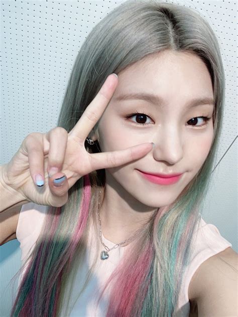 Itzy On Twitter Itzy Kpop Cool Hair Color