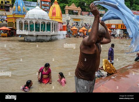 Men water hindu river ganges bathing haridwar hi-res stock photography ...