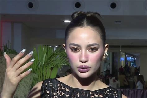 Arci Muñoz nawalan ng P500 000 matapos masalisihan sa gitna ng flight