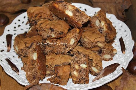 Un Cestino Di Ciliege Biscotti Con Farina Di Castagne Mandorle Arancia