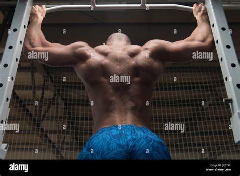 Hombre Deportista Haciendo Tirar Ups Chin Ups En El Gimnasio