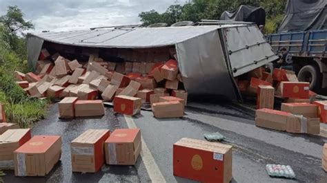 Caminhão carregado caixas de ovos tomba na BR 354 em Formiga