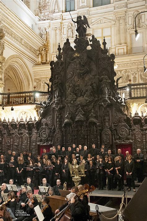 La Misa de Réquiem congrega a multitud de fieles