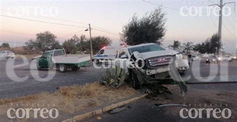 Aparatoso accidente en la carretera León Cuerámaro deja cuantiosos