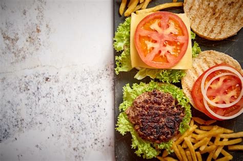 Dos Sabrosas Hamburguesas Caseras A La Parrilla Con Carne Tomate