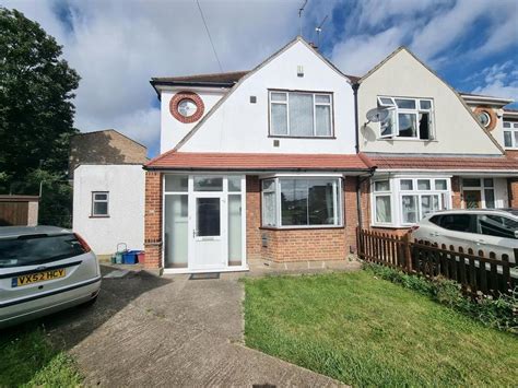 Hogarth Gardens Heston Tw5 3 Bed Semi Detached House £2 250 Pcm £