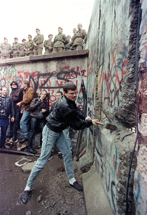 Berlín Reconstruye La Memoria De La Caída Del Muro 25 Años Después Rt