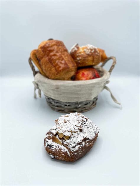 Pain au chocolat aux amandes Maison POCHAT Boulangerie Pâtisserie