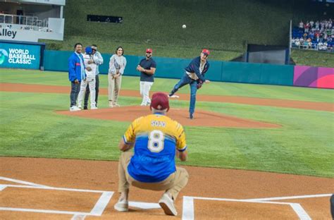 Presidente Luis Abinader realizó primer pitcheo en el Clásico Mundial