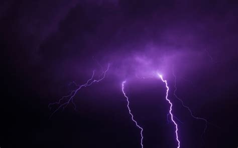 rayo cae sobre dos casas en pakistan  mata   personas grupo milenio