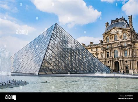 Piramide Del Louvre Immagini E Fotografie Stock Ad Alta Risoluzione Alamy