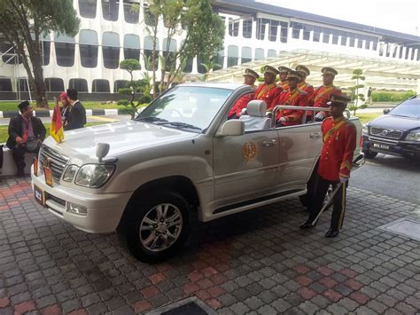 belimbing hilir kereta rasmi menunggu baginda   pertuan agong