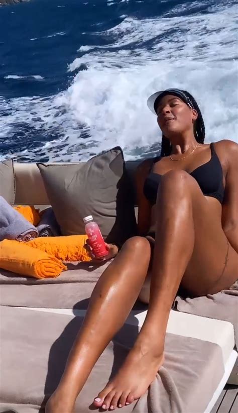 Liz Cambage Leak Liz Cambage Shows Off Body In A Tiny Black Bikini On