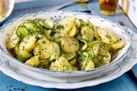 Bayrischer Kartoffelsalat Mit Lauwarmer Essig Öl Vinaigrette And Gurke