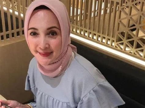 Asyik Dinikahi Brondong Beda Usia Tahun Artis Cantik Ini Pilih Jadi