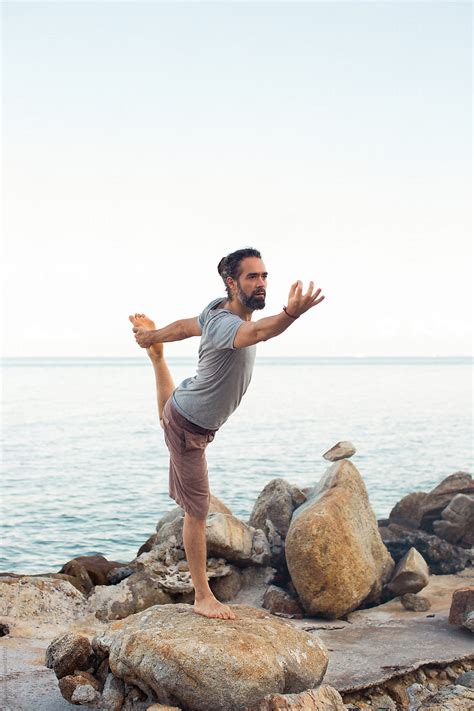 «Man Doing Yoga At The Tropical Beach» del colaborador de Stocksy ...