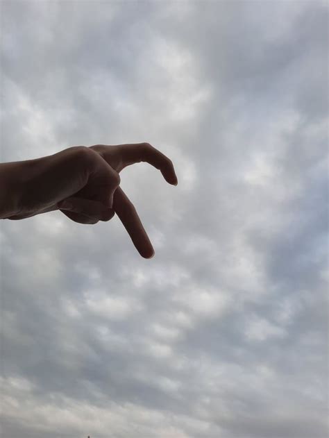 Рука, сердце, небо | Сердце руки, Зеленые фоны, Руки