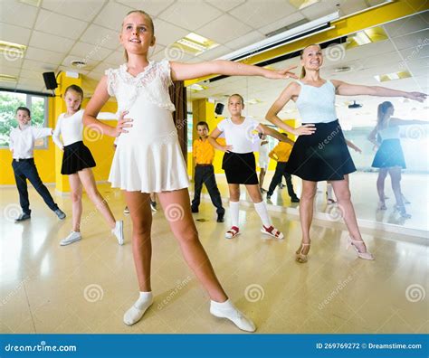 Les Enfants Apprennent Les Mouvements De Danse En Classe De Danse Photo