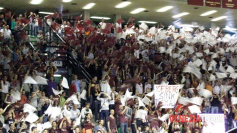 Battaglia In Campo E Sulle Tribune Le Coreografie Del Derby Reyer Benetton