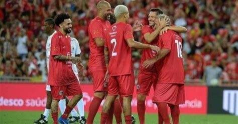 Jogo das Estrelas termina 14 gols e vitória do time de Zico