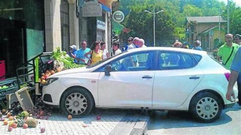 Un coche se empotra en una frutería