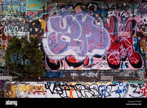 Escena De Una Calle Donde Hay Un Edificio Cubierto De Grafitis Dibujos