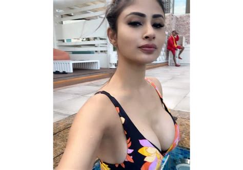 Mouni Roy Showed Her Beauty In Bikini Trolled For Her Figure मौनी रॉय ने बिकिनी में कराया