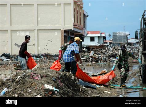 Banda Aceh, Indonesia - 1/17/2005 : Indonesian army and volunteers ...